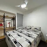 Lindo apto a uma quadra da praia com piscina