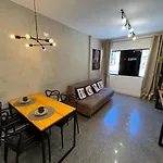 Lindo apto a uma quadra da praia com piscina